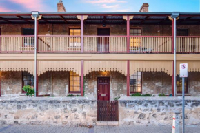 Luxury 1850s Fremantle Home with Free Parking